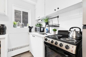 Fridge, microwave, oven, stovetop - The Sherbrooke Suite (Montréal)