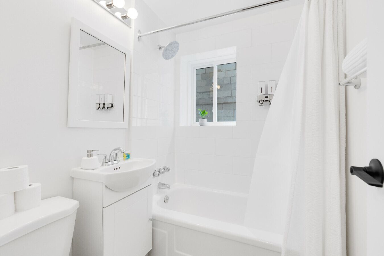 Asciugacapelli, asciugamani, sapone, carta igienica