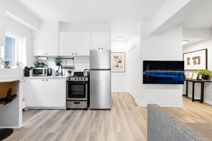 Kjøleskap, mikrobølgeovn, ovn og kokeplater