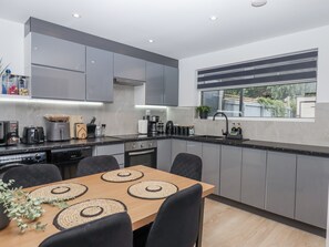 Dishwasher, cookware/dishes/utensils - Milana (Tiverton)