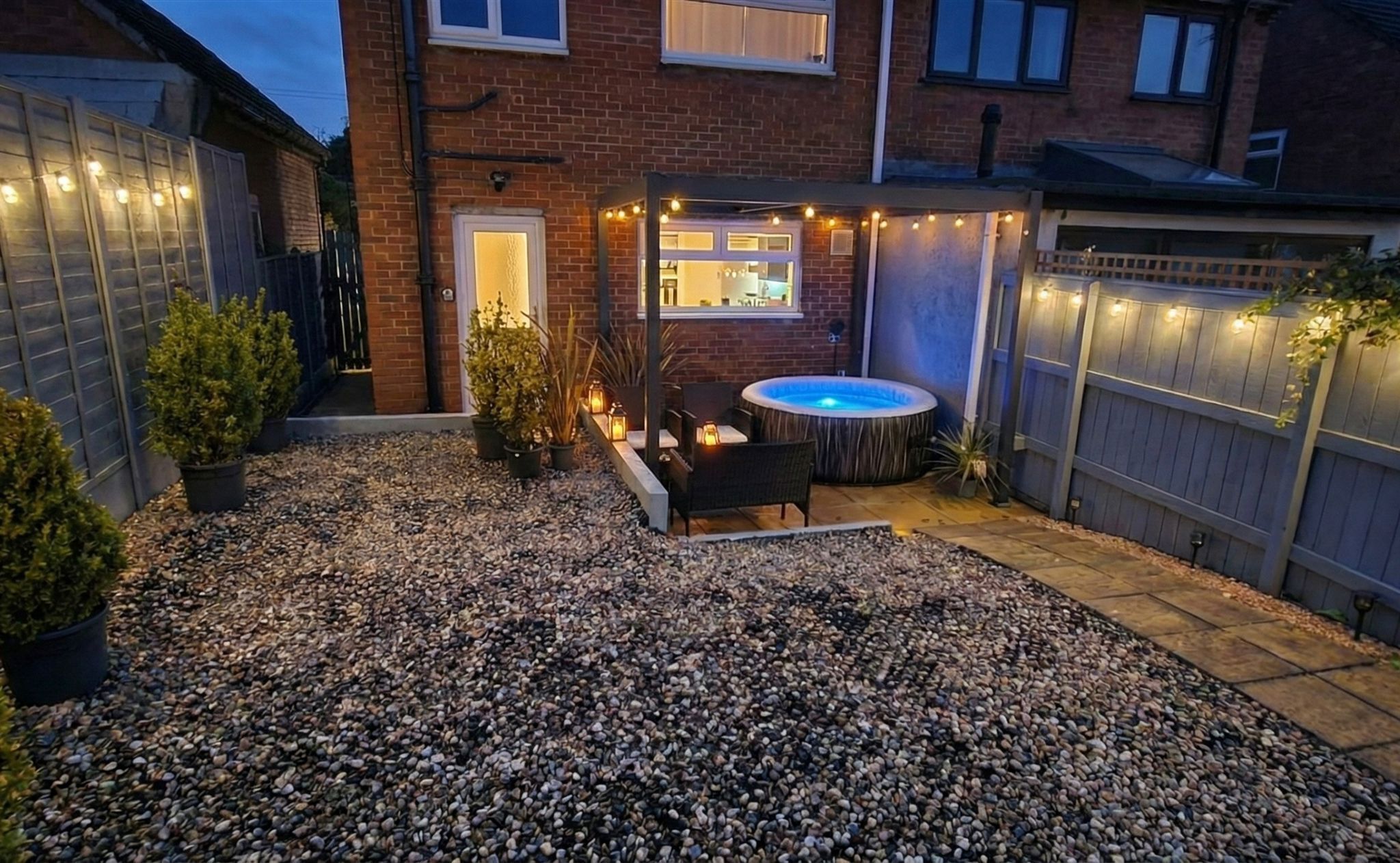 Cottage | Outdoor spa tub