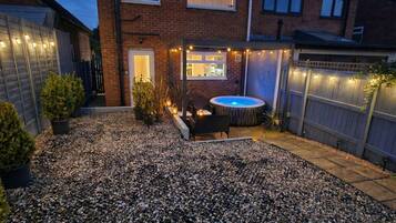 Cottage | Outdoor spa tub