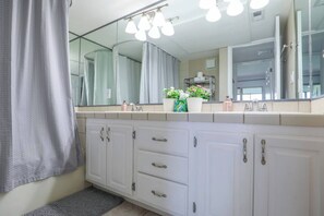 Haartrockner, Handtücher, Seife, Shampoo