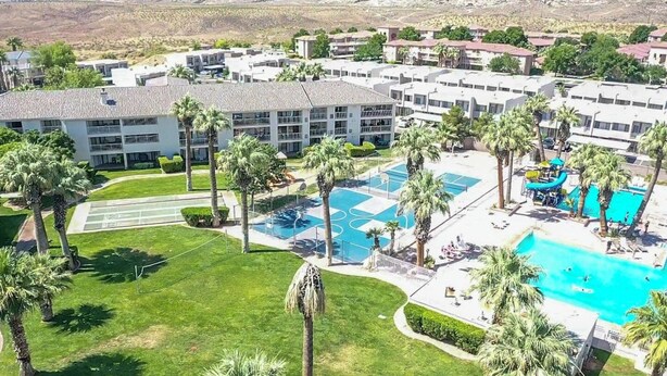 A resort with multiple buildings, a central pool area, and surrounding palm trees. - Lovely 2-bedroom condo with pools and AC in amazing St. George (St. George)