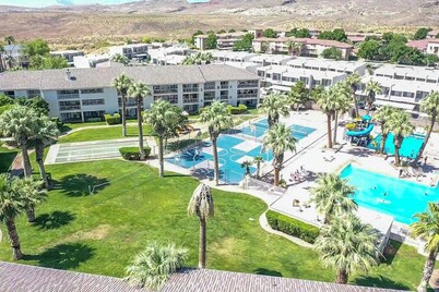 Lovely 2-bedroom condo with pools and AC in amazing St. George