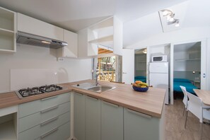 Kühlschrank, Mikrowelle, Herdplatte, Wasserkocher mit Kaffee-/Teezubehör