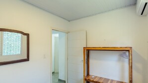 A room with a wooden shelf, a framed picture, and a door leading to another room. - House With Pool and Barbecue in Itamambuca Cpi0130 (Ubatuba)