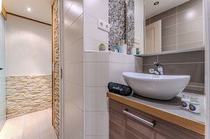 Comfort Apartment, Mountain View | Bathroom | Free toiletries, hair dryer, towels, soap