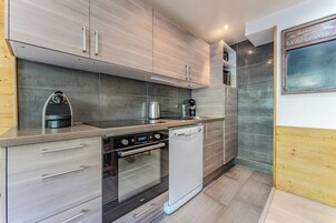 Comfort Apartment, Mountain View | Private kitchen | Oven, stovetop, espresso maker, toaster