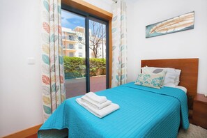 2 makuuhuonetta, tallelokero huoneessa, silitysrauta/-lauta