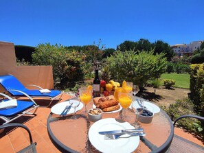 Outdoor dining - Fabulous Sunny Pool&Garden Condo by BeCherish (Albufeira)