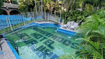 Piscine extérieure, chaises longues