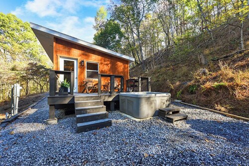 Hungry Hollow Hideaway - Luxury Cabin on Private Acreage