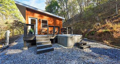 Hungry Hollow Hideaway - Luxury Cabin on Private Acreage