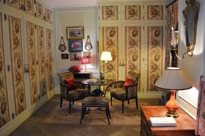 Unclassified image, 3 of 22, button - Elegant 3 Bedroom Apt Near Eiffel Tower - Alma (Paris)