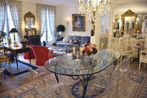 Restaurant - Elegant 3 Bedroom Apt Near Eiffel Tower - Alma (Paris)