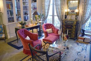 Unclassified image, 5 of 22, button - Elegant 3 Bedroom Apt Near Eiffel Tower - Alma (Paris)