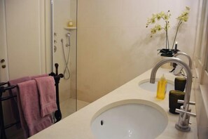 Unclassified image, 2 of 22, button - Elegant 3 Bedroom Apt Near Eiffel Tower - Alma (Paris)