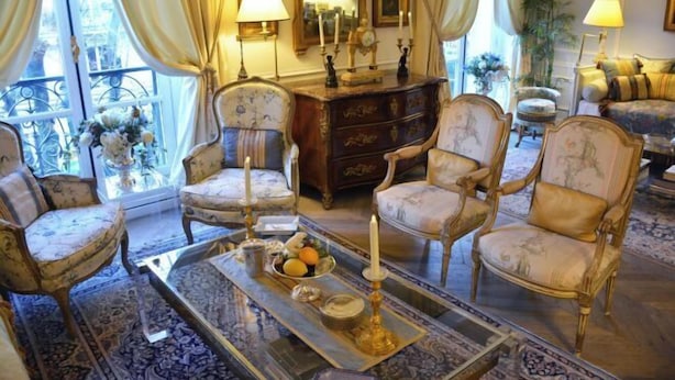 A classic interior with ornate furniture, a glass coffee table with fruits, and a view through a large window. - Elegant 3 Bedroom Apt Near Eiffel Tower - Alma (Paris)
