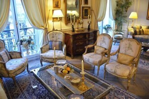 Living area - Elegant 3 Bedroom Apt Near Eiffel Tower - Alma (Paris)