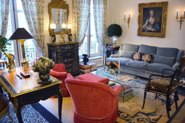 Unclassified image, 1 of 22, button - Elegant 3 Bedroom Apt Near Eiffel Tower - Alma (Paris)