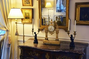 Unclassified image, 4 of 22, button - Elegant 3 Bedroom Apt Near Eiffel Tower - Alma (Paris)