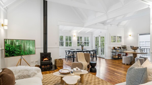 Smart TV, fireplace, books - Spencer House in Leura (Leura)