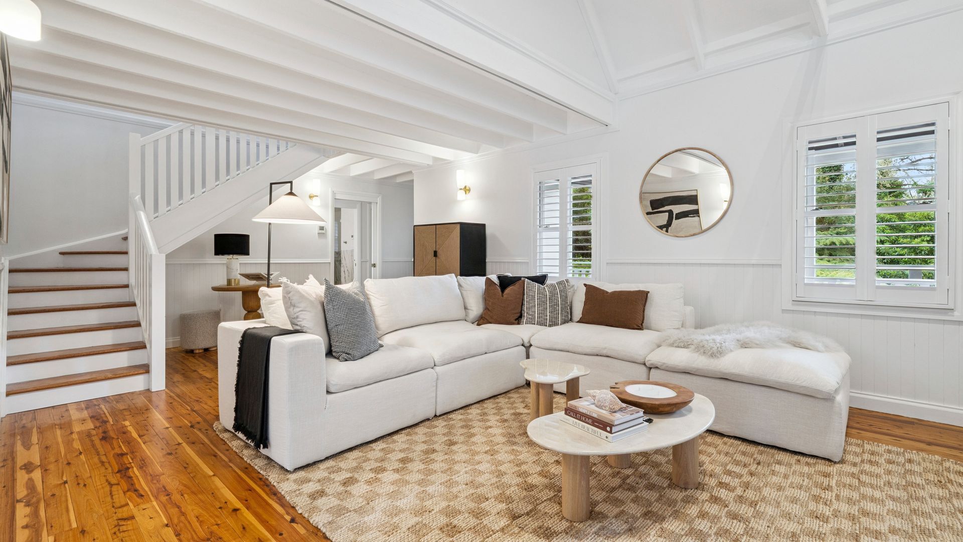 TV connectée, cheminée, livres