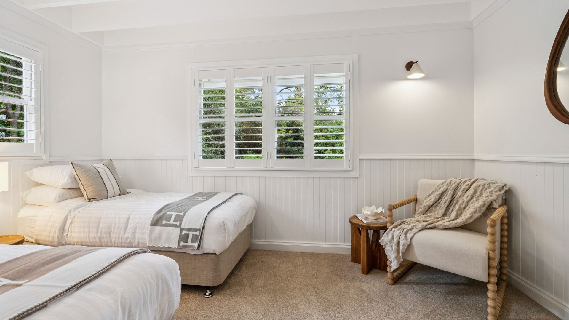 4 間睡房、書桌、熨斗/熨衫板、可攜式嬰兒床