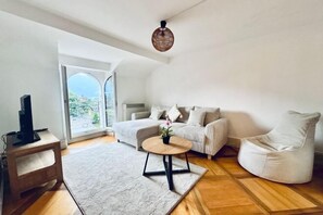 Cribs/infant beds - Historic House Between Montreux Leysin and Villars (Aigle)