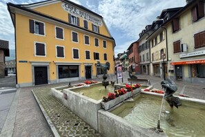 A public square with a fountain, a cafe, and a restaurant. - Historic House Aigle - Lake & Alps - Garden & BBQ (Aigle)