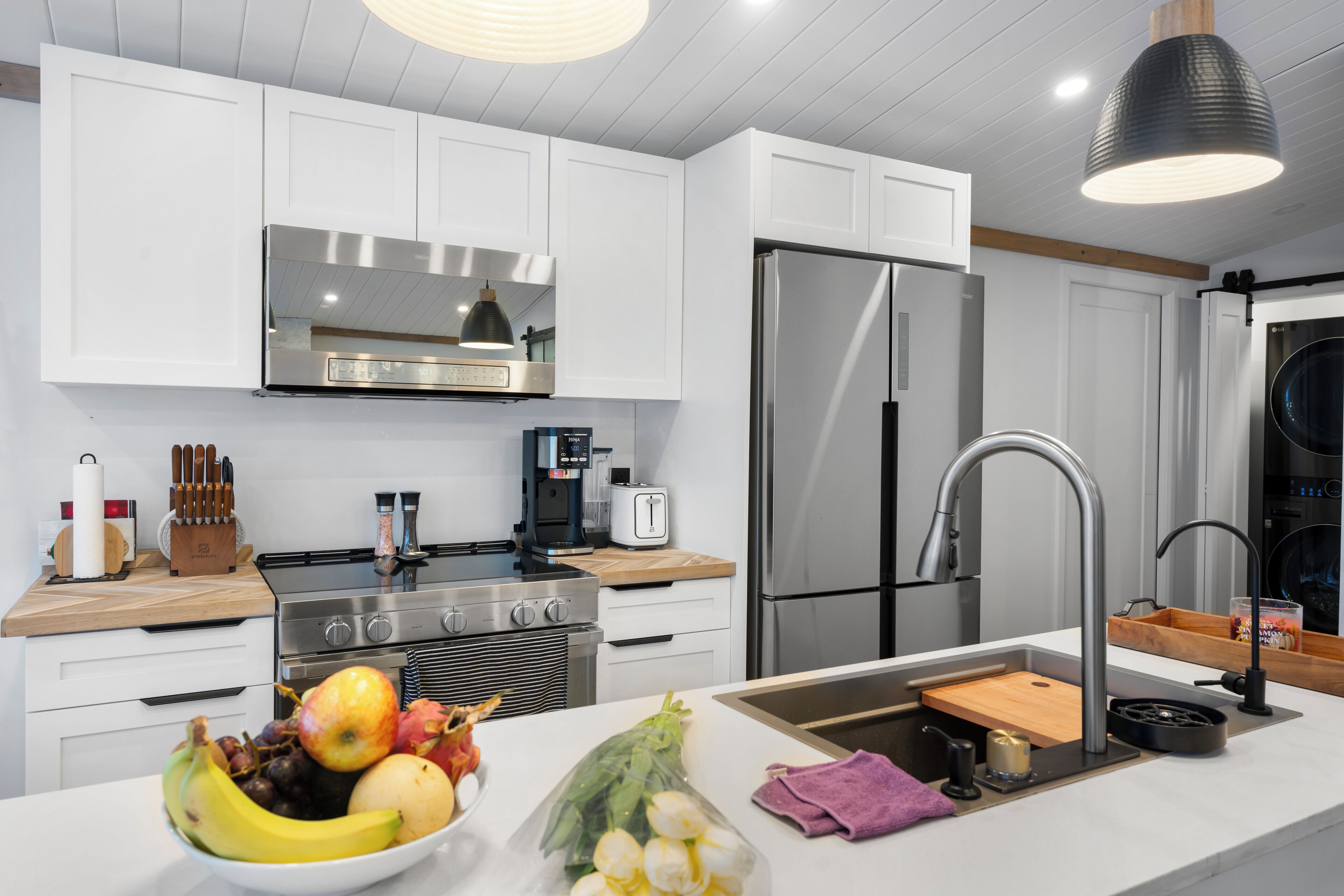 冷蔵庫、電子レンジ、オーブン、コンロ