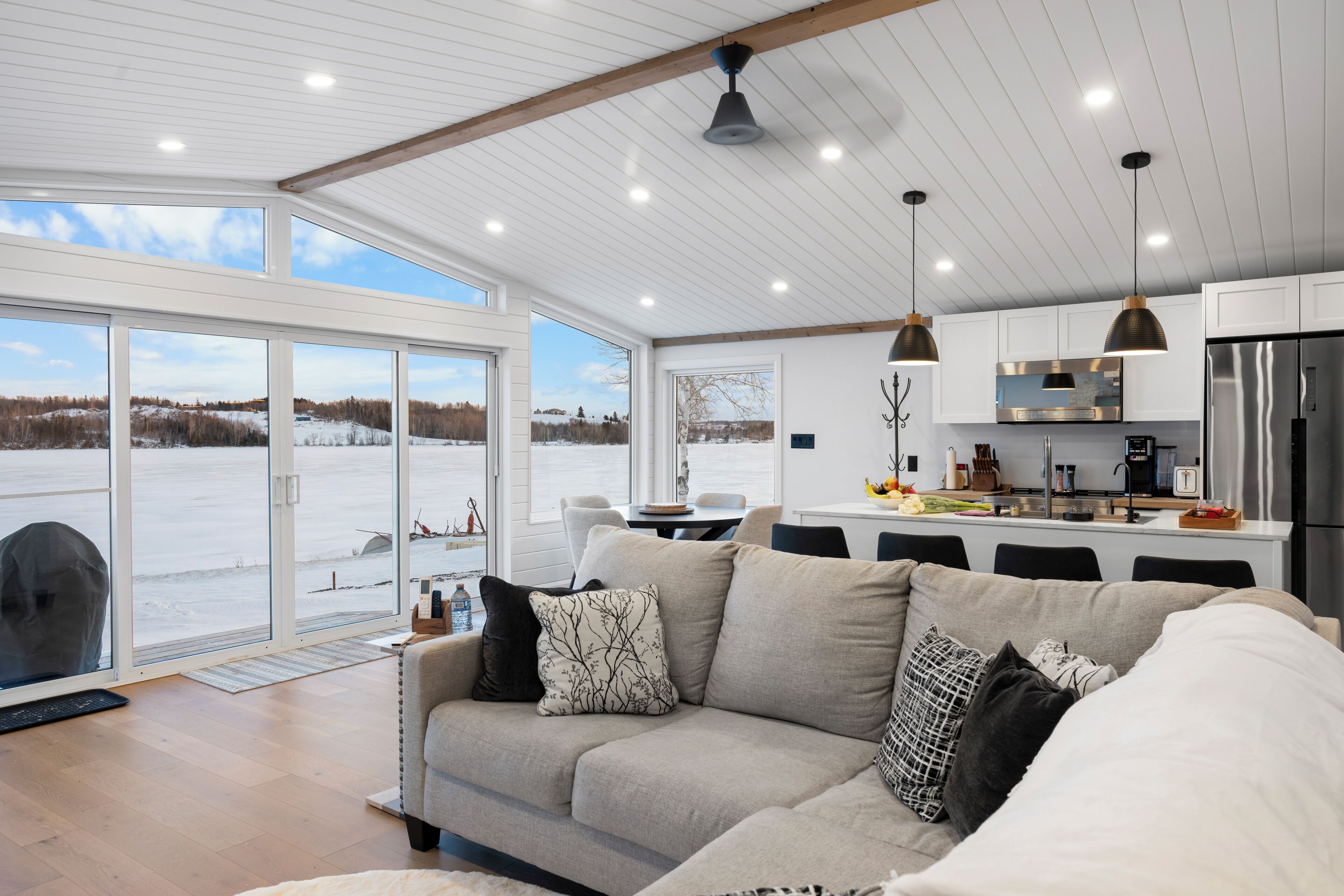 スマートテレビ、暖炉、ミュージックライブラリ