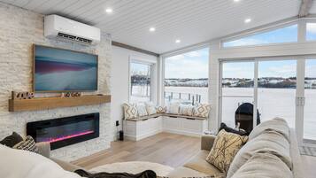 Smart-TV, Kamin, Musikbibliothek