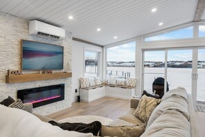 Smart-TV, Kamin, Musikbibliothek