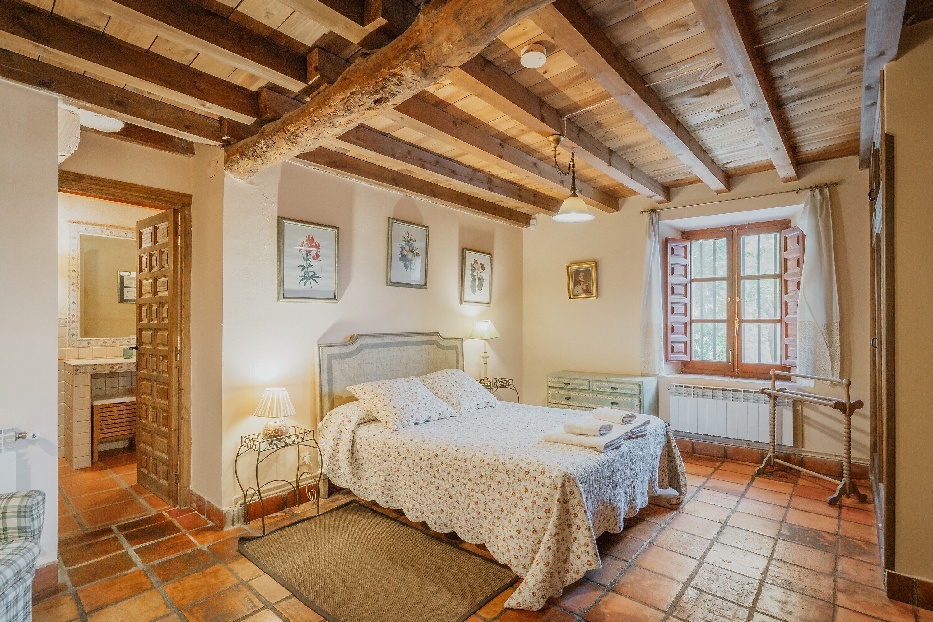 6 chambres, fer et planche à repasser, Wi-Fi, draps fournis