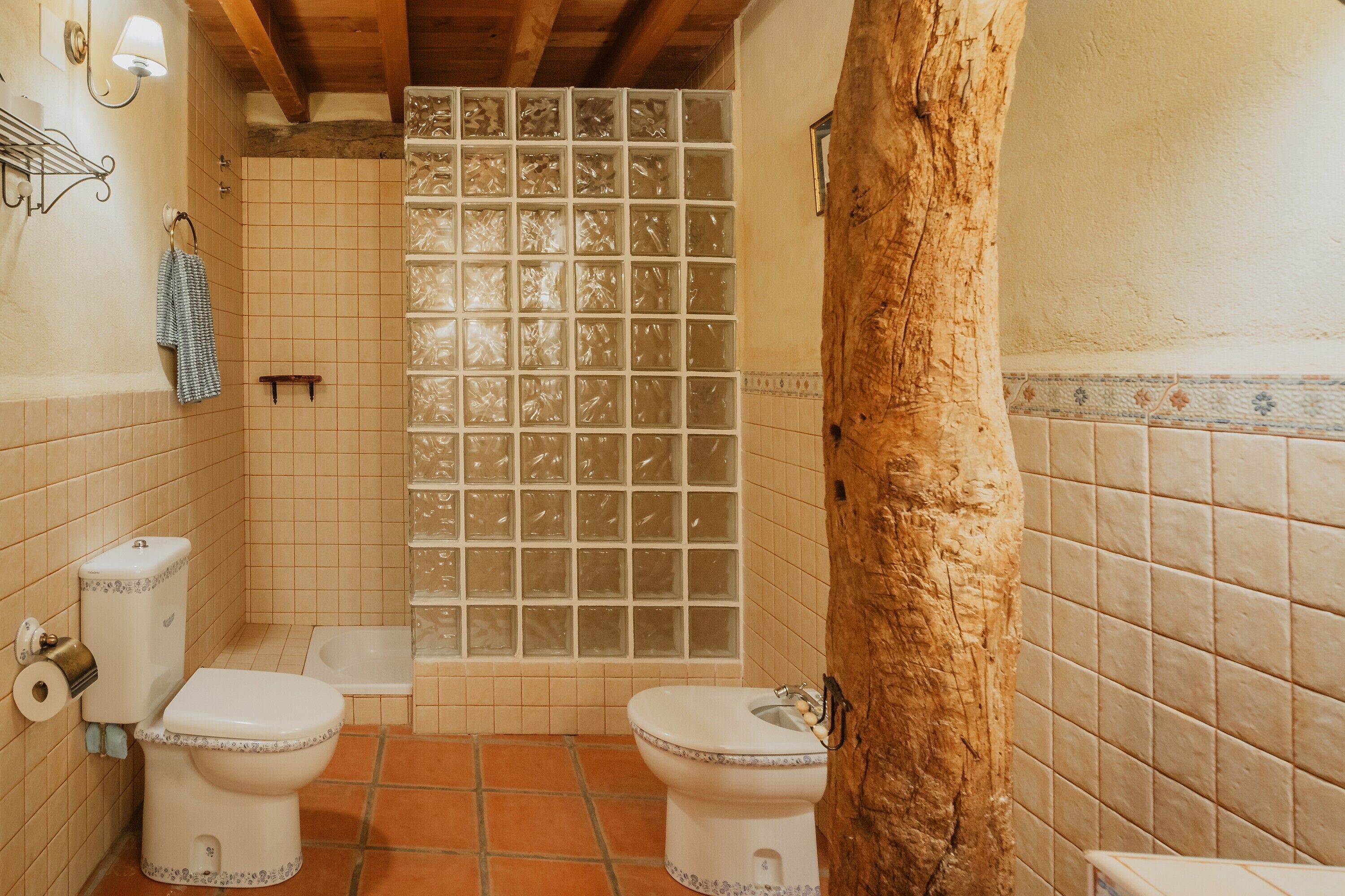 Un baño con dos inodoros, ducha y bañera.