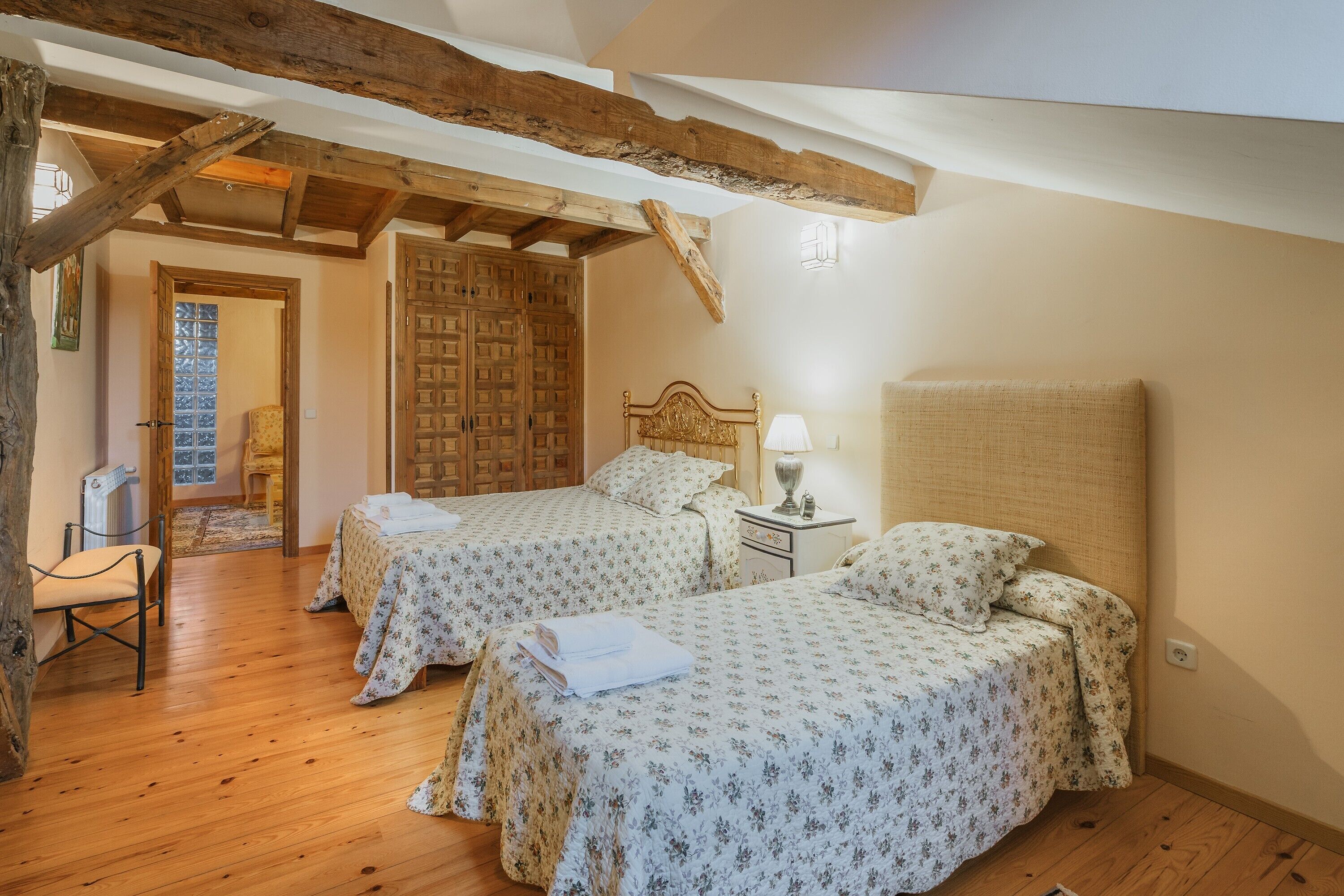 6 bedrooms, iron/ironing board, WiFi, bed sheets