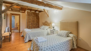 6 bedrooms, iron/ironing board, WiFi, bed sheets