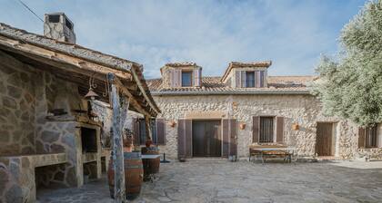 Rural House 'El Escondite De Los Duendes' with Mountain View, Private Garden and Wi-Fi