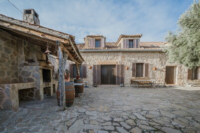 Rural House 'El Escondite De Los Duendes' with Mountain View, Private Garden and Wi-Fi