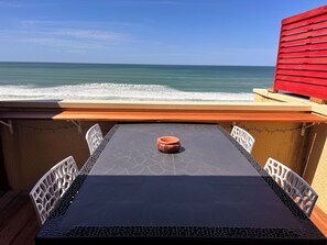Outdoor dining - A nugget with a 180° view of the ocean and its splendid sunsets. (Lacanau)
