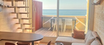 A nugget with a 180° view of the ocean and its splendid sunsets.