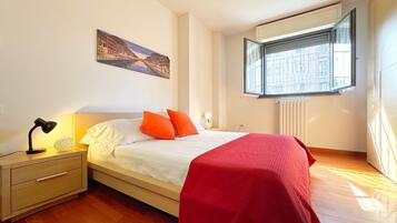 2 bedrooms, desk, Internet