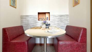 2 bedrooms, desk, Internet