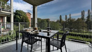 Apartment | 2 bedrooms, desk, Internet