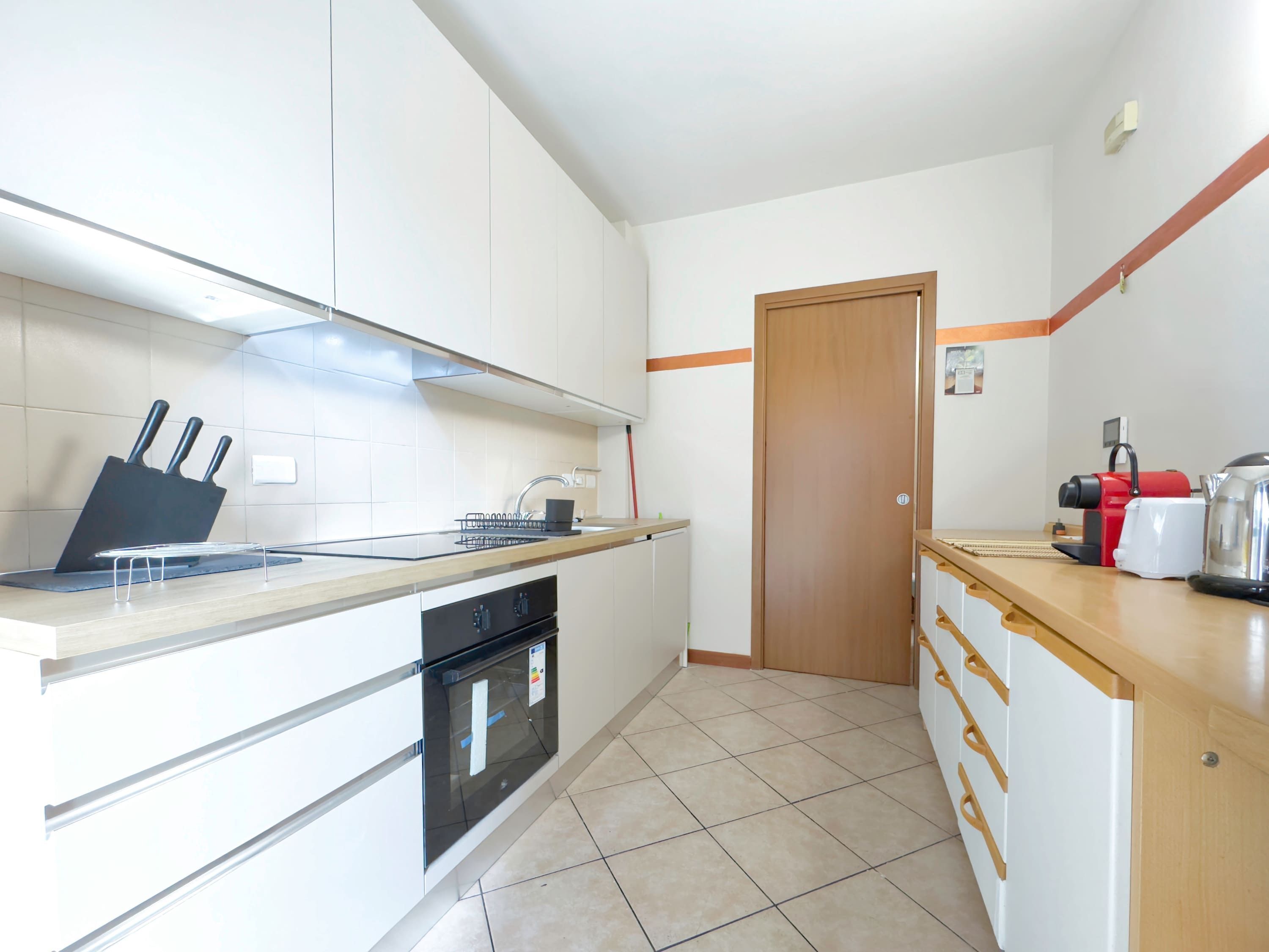 2 bedrooms, desk, Internet