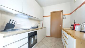 2 bedrooms, desk, Internet