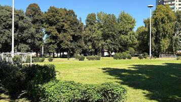 2 bedrooms, desk, Internet