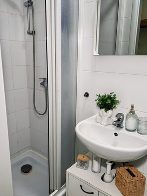Apartemen, 1 kamar tidur, Boleh Merokok, pemandangan sungai | Kamar mandi
